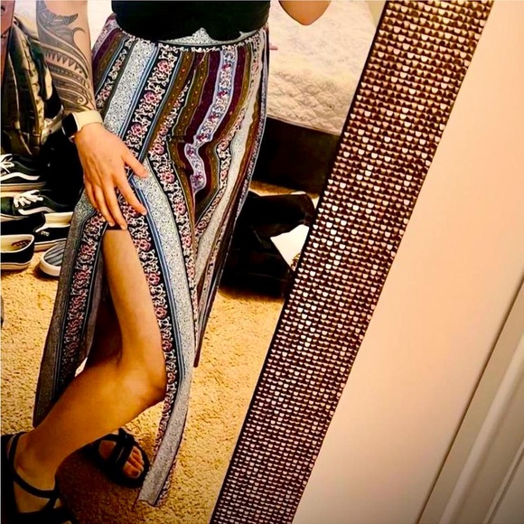 gorgeous and very breathable patterned floral striped maxi skirt with slits - Picture 1 of 4